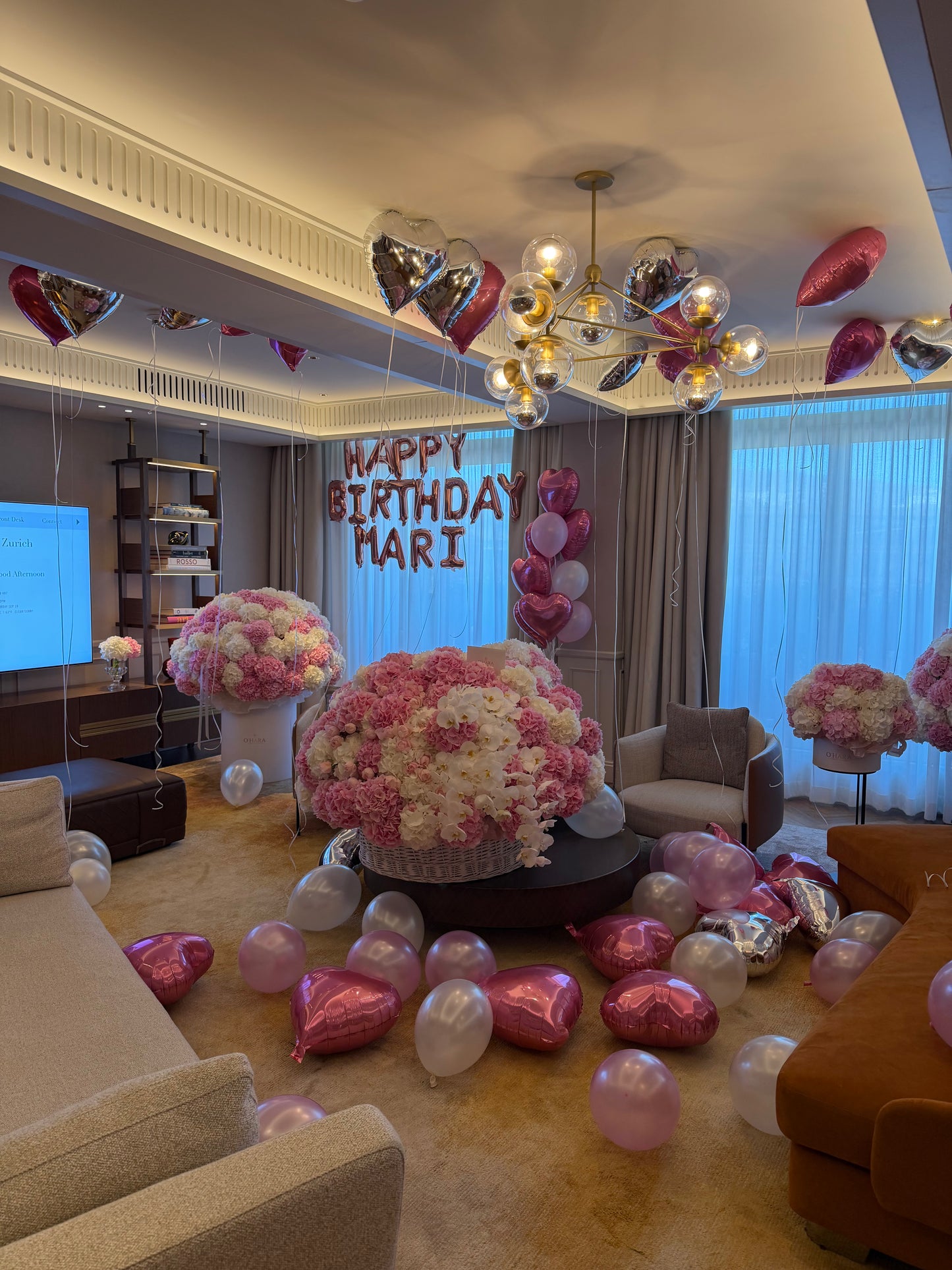 
                  
                    Basket & Balloons
                  
                